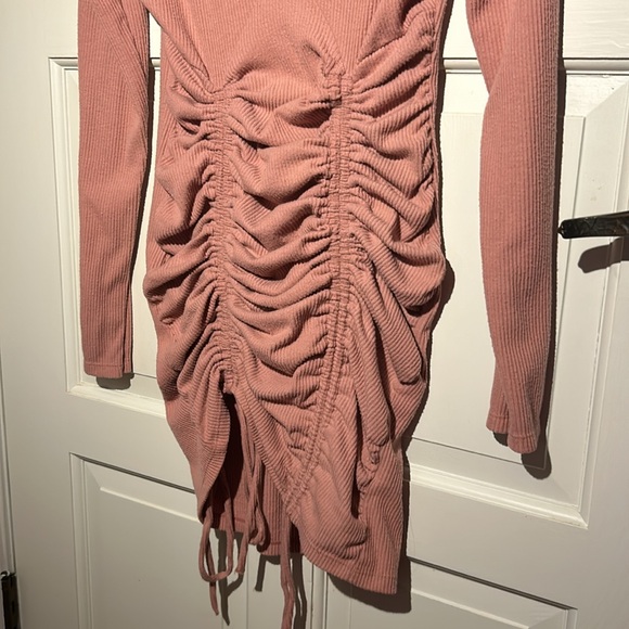 *NEVER WORN* burgundy ribbed long sleeve ruched mini dress - Picture 4 of 5